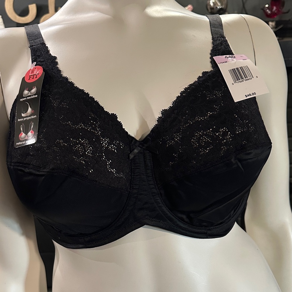 Lilyette by Bali minimizing underwire bra. Black. 44D